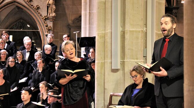 Die Vokalsolisten Sibylla Rubens (Sopran) und Georg Gädker (Bass) mit dem Bachchor in der sehr gut besuchten Tübinger Stiftskirc Die Vokalsolisten Sibylla Rubens (Sopran) und Georg Gädker (Bass) mit dem Bachchor in der sehr gut besuchten Tübinger Stiftskirc