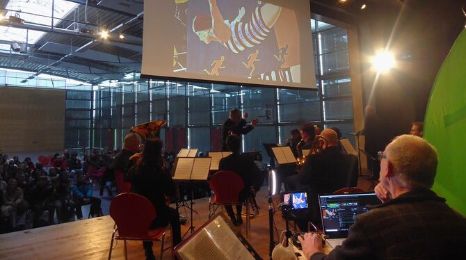 Profimusiker, Profisprecher und viel Technik verwandelten die Wittumhalle in einen vergnüglichen Lehrsaal für Geschichte. FOTO: Profimusiker, Profisprecher und viel Technik verwandelten die Wittumhalle in einen vergnüglichen Lehrsaal für Geschichte. FOTO: