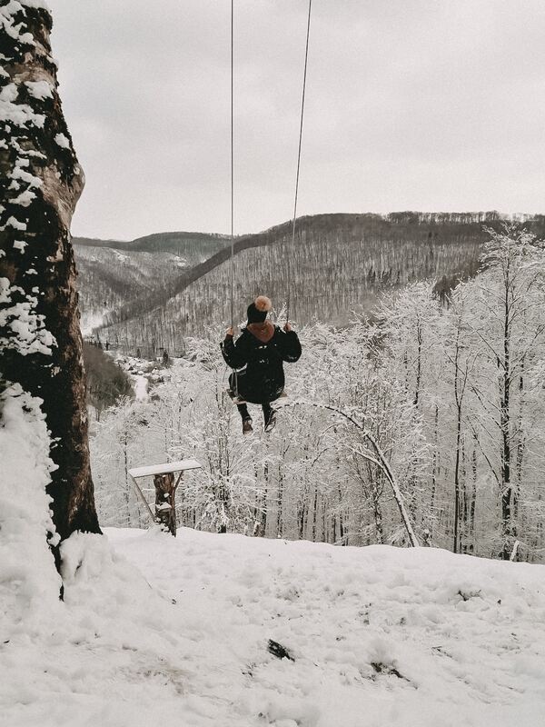 12 Schaukeln im Schnee