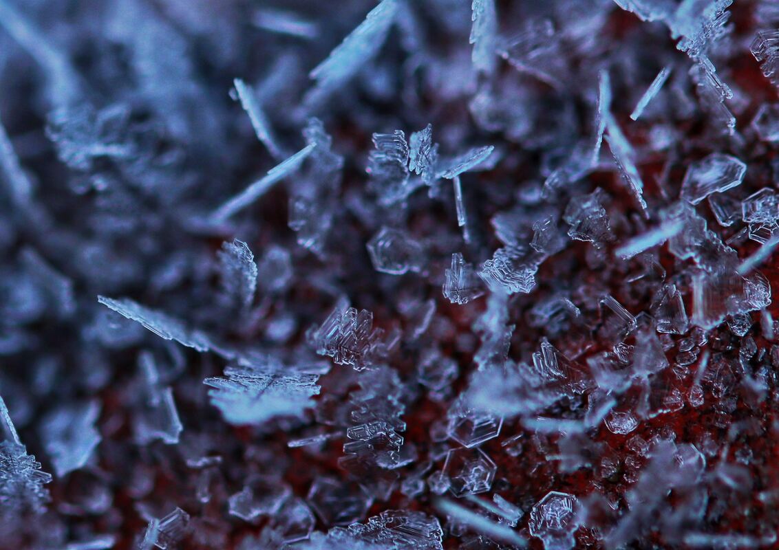79 Eiskristalle auf dem Dachziegel