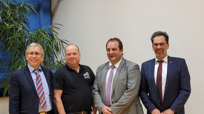 Stabwechsel vollzogen (on rechts): Dieter Laible (Ehrenkreishandwerksmeister), Steffen Mohl (Kreishandwerksmeister), Thomas Reus Stabwechsel vollzogen (on rechts): Dieter Laible (Ehrenkreishandwerksmeister), Steffen Mohl (Kreishandwerksmeister), Thomas Reus