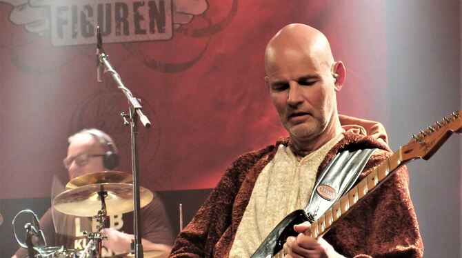 Uli Krack, hier noch im Rentier-Kostüm, steuert zahllose Soli auf der E-Gitarre bei. Im Hintergrund Jo Baumann, der sein Lebkuch