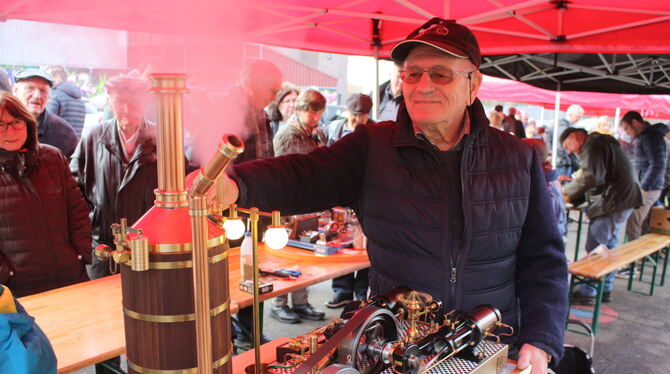 Immer umlagert von Neugierigen: Wolfgang Bayer aus Mittelstadt lässt Dampf ab. FOTO: STURM