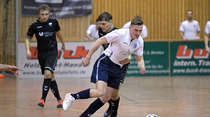 Samuel Schmid (vorne) von den Young Boys Reutlingen läuft im Finale Pfullingens Moritz Moczygemba davon. FOTO: BAUR