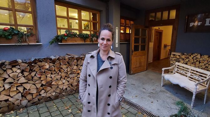 Anja Wolfframm vor dem per Du: Nach knapp sechs Jahren hat sie wieder geöffnet. Die Gülle stand hier damals bis auf Höhe der Tür Anja Wolfframm vor dem per Du: Nach knapp sechs Jahren hat sie wieder geöffnet. Die Gülle stand hier damals bis auf Höhe der Tür
