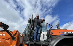 Der tonnenschwere Radlader wird üblicherweise mit dem Gaspedal gefahren und gesteuert. Alexander Klems benutzt dafür jetzt ein s