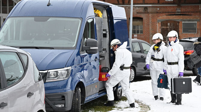 Die Experten der Spurensicherung am Pflegeheim in der Reutlinger Oberlinstraße.