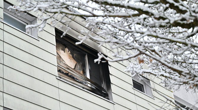 Ruß ist nach dem Brand in der Reutlinger Pflegeeinrichtung an einem Fenster des Gebäudes zu sehen.