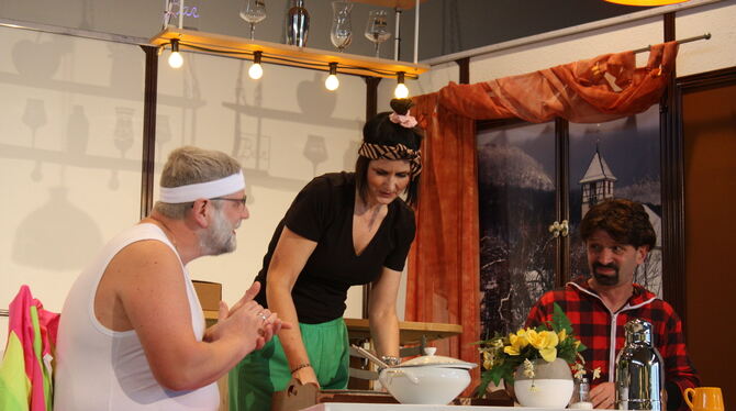 Theater beim TSV Öschingen: Julius (Heiko Hankele, links) ahnt es nicht, Alex (Timo Bihler, rechts) weiß es: Die Suppe von Nick Theater beim TSV Öschingen: Julius (Heiko Hankele, links) ahnt es nicht, Alex (Timo Bihler, rechts) weiß es: Die Suppe von Nick