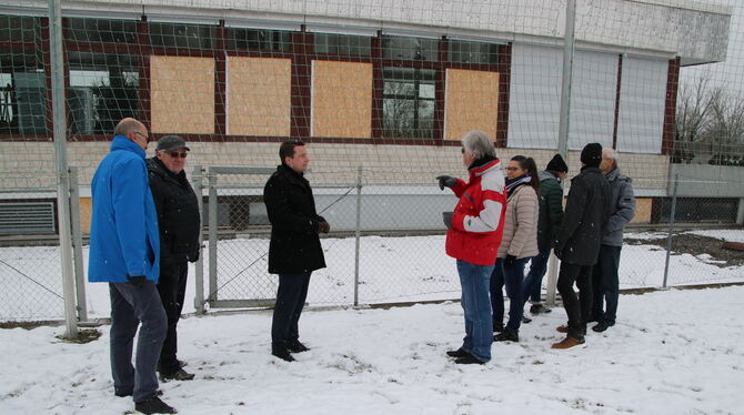 Eingeschlagene Fenster am Sporthaus wurden mit Sperrholzplatten verrammelt, seither tut sich dort aber nichts wie beim Vor-Ort-T Eingeschlagene Fenster am Sporthaus wurden mit Sperrholzplatten verrammelt, seither tut sich dort aber nichts wie beim Vor-Ort-T