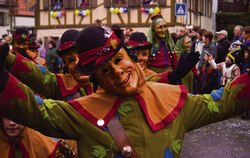 Die Häbles-Wetzer prägen mit ihren Masken seit 30 Jahren die Fasnet in Eningen, hier begleitet von der  Trauben-Rike.  FOTOS: PR