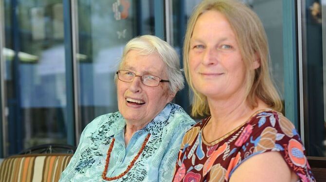 Magret Merscher mit der inzwischen verstorbenen Bewohnerin Charlotte Metzger.  FOTO: GPH