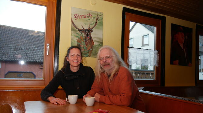 Es läuft. Walter und Iris Dieterle leben und arbeiten im und für den »Hirsch« in Glems. Seit 17 Jahren sind sie verheiratet. Iri Es läuft. Walter und Iris Dieterle leben und arbeiten im und für den »Hirsch« in Glems. Seit 17 Jahren sind sie verheiratet. Iri