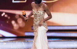 Öffentliche Fotos von Weitsprung-Olympiasiegerin Malaika Mihambo am Klavier gibt es nicht. Hier spielt sie bei der Sportlerehrun