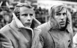 Ein »Rebell« des Fußballs: Günter Netzer (rechts neben Berti Vogts) »kam aus der Tiefe des Raumes«. FOTO: KAISER/WITTERS