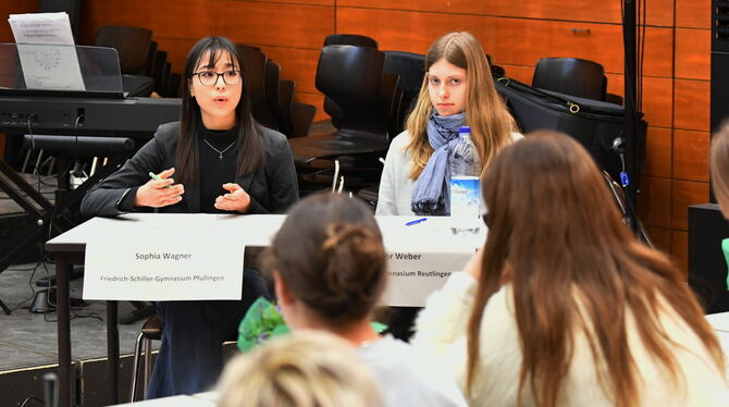 Führten die Debatten ebenfalls mit Überzeugungskraft: Sophia Wagner vom Friedrich-Schiller-Gymnasium Pfullingen (links) und Elea Führten die Debatten ebenfalls mit Überzeugungskraft: Sophia Wagner vom Friedrich-Schiller-Gymnasium Pfullingen (links) und Elea