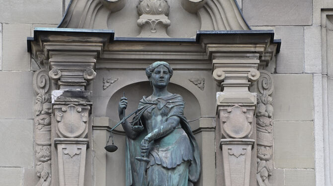 Symbolträchtig: Justitia an der Fassade des Reutlinger Amtsgerichts. FOTO: ZENKE Symbolträchtig: Justitia an der Fassade des Reutlinger Amtsgerichts. FOTO: ZENKE