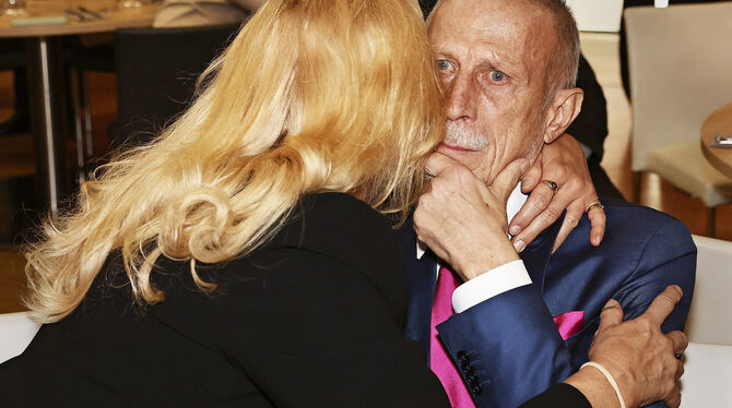 Angelika Camm-Daum umarmt ihren zu Tränen gerührten Mann Christoph Daum bei der Gedenkfeier für MV. FOTO: WOLFGANG LIST Angelika Camm-Daum umarmt ihren zu Tränen gerührten Mann Christoph Daum bei der Gedenkfeier für MV. FOTO: WOLFGANG LIST