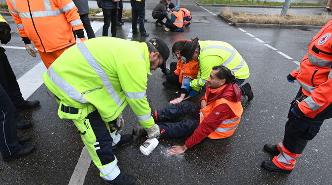 Mit Sonnenblumenöl, Pinsel und Spatel wird die angeklebte Hand vom Asphalt gelöst.