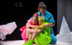 Szene aus »Wolkenrotz« mit – von links – Clara Schulze-Wegener, Lorraine Töpfer und Lena Steinhuber.  FOTO: BERNKLAU