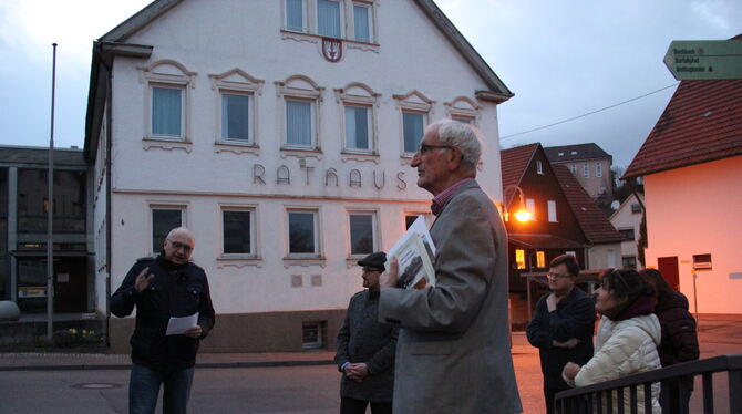Spannende Geschichte: Wolfgang Sannwald (links) neben ihm Bürgermeister Steffen Heß und Willi Kemmler, Vorsitzender des Geschich Spannende Geschichte: Wolfgang Sannwald (links) neben ihm Bürgermeister Steffen Heß und Willi Kemmler, Vorsitzender des Geschich