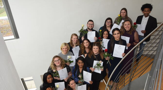 Der allererste Jahrgang der generalistischen Pflegeausbildung am UKT hat es geschafft. 17 der 18 neuen Fachkräfte bleiben dem Kl Der allererste Jahrgang der generalistischen Pflegeausbildung am UKT hat es geschafft. 17 der 18 neuen Fachkräfte bleiben dem Kl