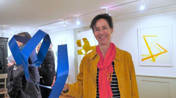Mut zu leuchtenden Grundfarben: Susanne Immer zwischen ihren Plastiken und Grafiken im Paul-Jauch-Haus. FOTOS: KNAUER Mut zu leuchtenden Grundfarben: Susanne Immer zwischen ihren Plastiken und Grafiken im Paul-Jauch-Haus. FOTOS: KNAUER