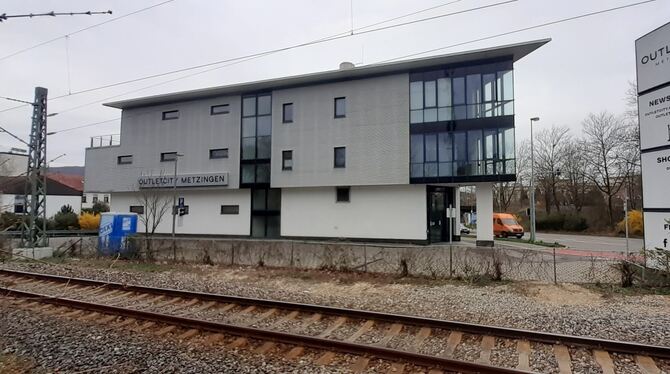 Dreieck mit drei Stockwerken: Das Outletcenter an der Noyon-Allee hat schon Mode-, Schuh- und Spielzeug-Outlets beherbergt und e