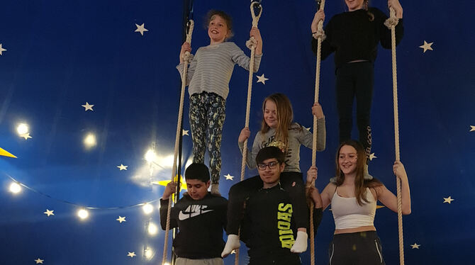 Proben für die große Show: Die Pyramide am Trapez ist Teamwork.