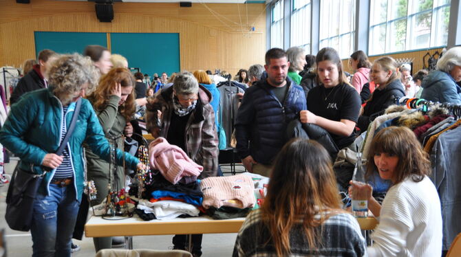 Überschaubar und nicht teuer: Das Angebot in der Lichtensteinhalle kam an. FOTO: BIMEK Überschaubar und nicht teuer: Das Angebot in der Lichtensteinhalle kam an. FOTO: BIMEK