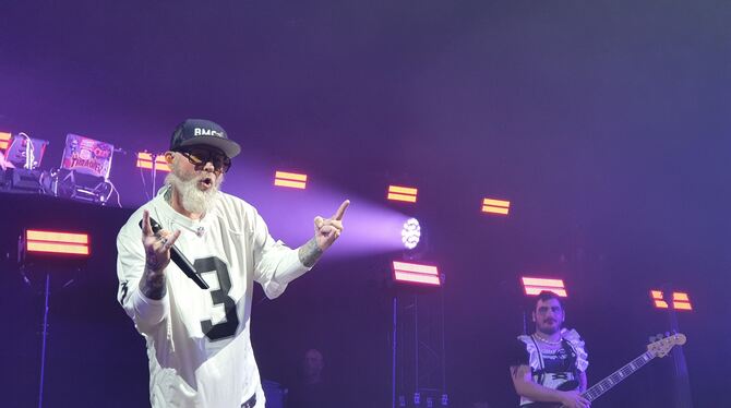 Auf »Still Sucks«-Tour: Limp Bizkit in der Stuttgarter Schleyerhalle. Frontmann Fred Durst mit Mikrofon in gewohnt cooler Haltun Auf »Still Sucks«-Tour: Limp Bizkit in der Stuttgarter Schleyerhalle. Frontmann Fred Durst mit Mikrofon in gewohnt cooler Haltun