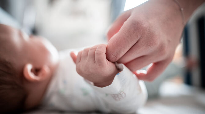 Ab sechs Monaten haben Babys die Fähigkeit durchzuschlafen. Viele brauchen aber die körperliche Nähe zu den Eltern. FOTO: STRAUC Ab sechs Monaten haben Babys die Fähigkeit durchzuschlafen. Viele brauchen aber die körperliche Nähe zu den Eltern. FOTO: STRAUC