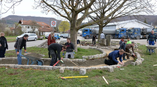 Viele Hände packen mit an. An der Straße zum Sportplatz bauen die Talheimer Vereine eine kleine Freizeitanlage.  FOTO: MEYER