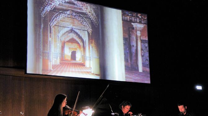 »Scheherazade« mit Projektionen: Das Schweizer Klaviertrio. FOTO: VARADY »Scheherazade« mit Projektionen: Das Schweizer Klaviertrio. FOTO: VARADY