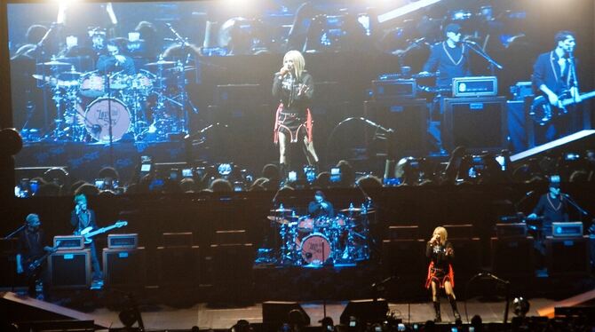 Live auf der Bühne und als Abbild auf der Leinwand: Avril Lavigne. FOTO: ZIMMERMANN Live auf der Bühne und als Abbild auf der Leinwand: Avril Lavigne. FOTO: ZIMMERMANN