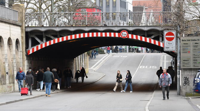 Die Eisenbahnbrücke Unter den Linden ist zum Ärger der Fußgänger bei Tauben ein beliebter Wohnort.  FOTOS: ZENKE (2), BÖHM