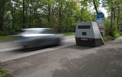 Mit solchen sogenannten »Enforcement-Trailer«, auch Anhänger-Blitzer genannt, hat die Polizei in Pfullingen kontrolliert.