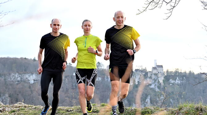 Über Stock und Stein und mit märchenhafter Schloss-Kulisse: Die Trailrunner Timo Zeiler (links), Susanne Elsäßer und Jörg Krehl Über Stock und Stein und mit märchenhafter Schloss-Kulisse: Die Trailrunner Timo Zeiler (links), Susanne Elsäßer und Jörg Krehl