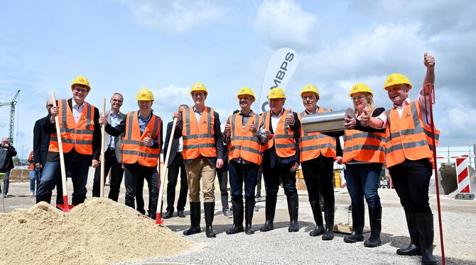 Grundsteinlegung für den künftigen Firmensitz von Magura Bosch Parts & Services (MBPS) in Nürtingen (mit Leuchtwesten, von links