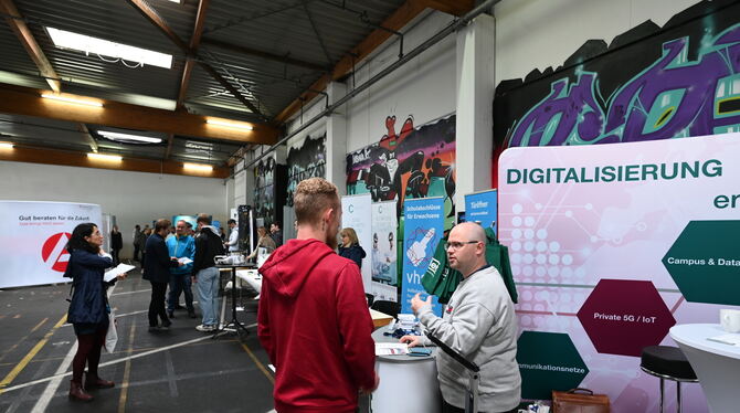 Gespräche von Mensch zu Mensch beim »Digital Career Day« im Reutlinger Innoport.  FOTO: ZENKE