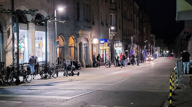 Gegen 23 Uhr am Freitag ist die Tübinger Mühlstraße noch nicht stark belebt. Nach Mitternacht tummeln sich viele Feiernde auf un Gegen 23 Uhr am Freitag ist die Tübinger Mühlstraße noch nicht stark belebt. Nach Mitternacht tummeln sich viele Feiernde auf un