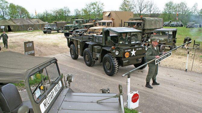 Vorsitzender Bernd Sempfle am Checkpoint mit Schlagbaum.  FOTO: PR