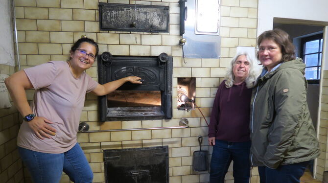 Marion Hennig, Kerstin Rilling und Annabell Kümmerer (von links) zeigen den Ofen im Backhaus in Dörnach. Sie möchten an die Trad Marion Hennig, Kerstin Rilling und Annabell Kümmerer (von links) zeigen den Ofen im Backhaus in Dörnach. Sie möchten an die Trad