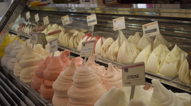 Eis, Kugel, Preise, Reutlingen Einladender kann Eis fast nicht sein, wie in dieser Kühltheke eines Eiscafés in Reutlingen.
