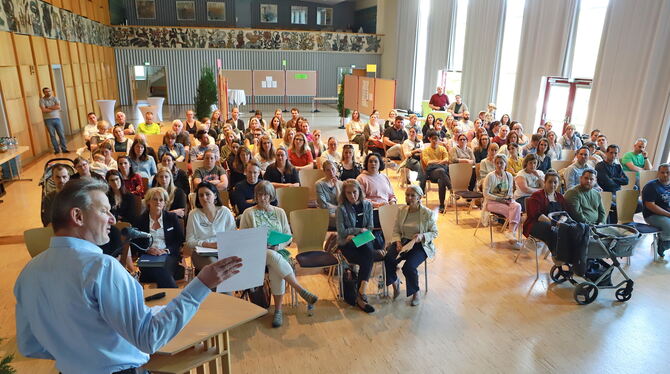 Eltern, Gemeinde-räte, Mitglieder des Erzieherteams sowie Mitarbeiter der Eninger Verwaltung diskutierten beim Elternforum erneu Eltern, Gemeinde-räte, Mitglieder des Erzieherteams sowie Mitarbeiter der Eninger Verwaltung diskutierten beim Elternforum erneu