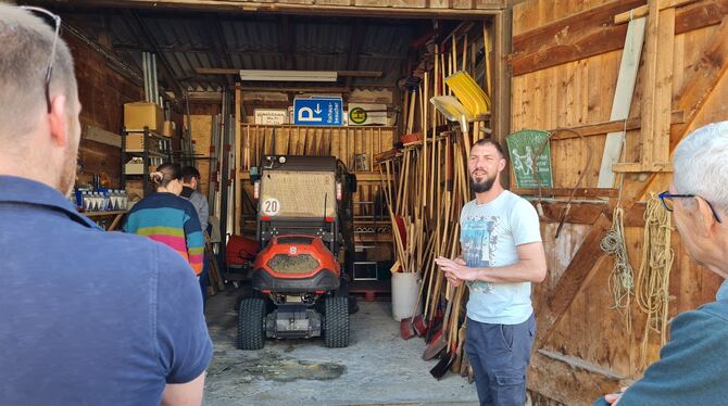 Bauhofleiter Jochen Nau führte Gemeinderäte durch den Bauhof in Würtingen. Das neueste Fahrzeug, das seit einem Dreivierteljahr Bauhofleiter Jochen Nau führte Gemeinderäte durch den Bauhof in Würtingen. Das neueste Fahrzeug, das seit einem Dreivierteljahr