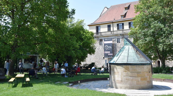 Mehr Service für Besucher: Das Café unter schattigen Bäumen (links) neben der Bohnenberger-Sternwarte (rechts). FOTO: KREIBICH Mehr Service für Besucher: Das Café unter schattigen Bäumen (links) neben der Bohnenberger-Sternwarte (rechts). FOTO: KREIBICH