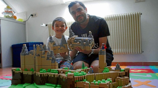 David Tahir mit seinem Sohn Henry und der Burg Hohenzollern.  FOTO: HAILE