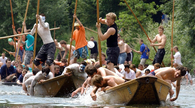 Paddeln mit den Händen, Wasser aus dem Kahn schöpfen, Kurs halten und den Gegner auf Abstand: Viele Teams haben hart trainiert u Paddeln mit den Händen, Wasser aus dem Kahn schöpfen, Kurs halten und den Gegner auf Abstand: Viele Teams haben hart trainiert u