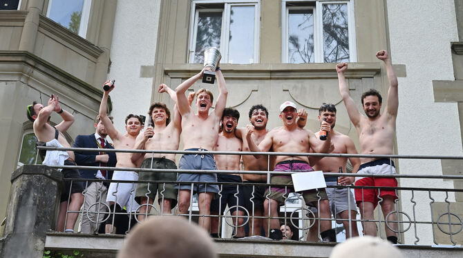Die Gewinner auf dem Balkon. ATV! Arminia holt sich den Pokal. Die Gewinner auf dem Balkon. ATV! Arminia holt sich den Pokal.